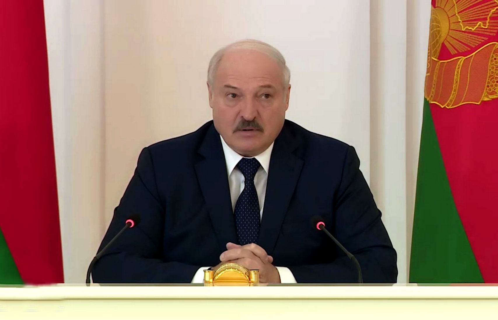 Лукашенко попросил Путина подумать, как белорусам попасть в Крым