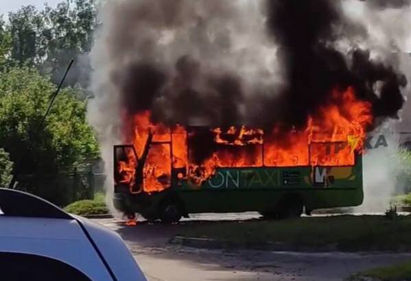 В Харькове маршрутка сгорела дотла (фото, видео)