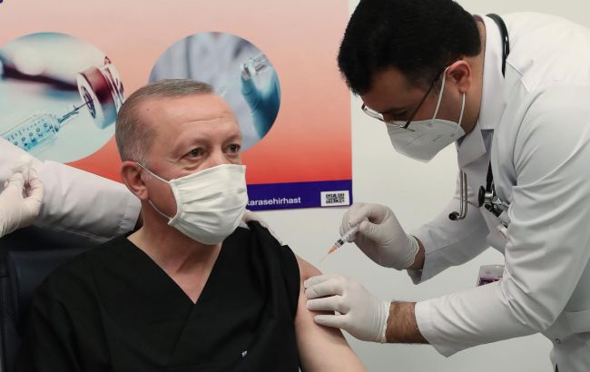 Эрдоган получил три прививки от COVID-19 и за это подвергся критике — СМИ
