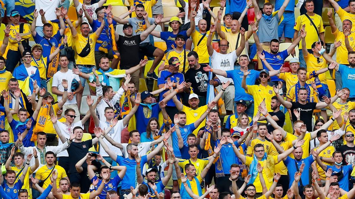 Евро-2020: появилось видео, где болельщику с флагом России порвали футболку на матче Украина — Швеция