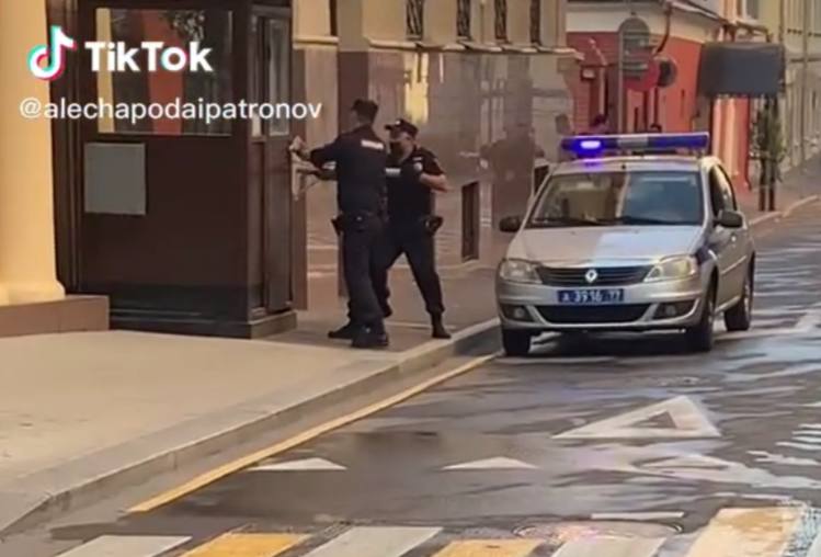 Полицейский покончил с собой возле посольства Туркмении в Москве