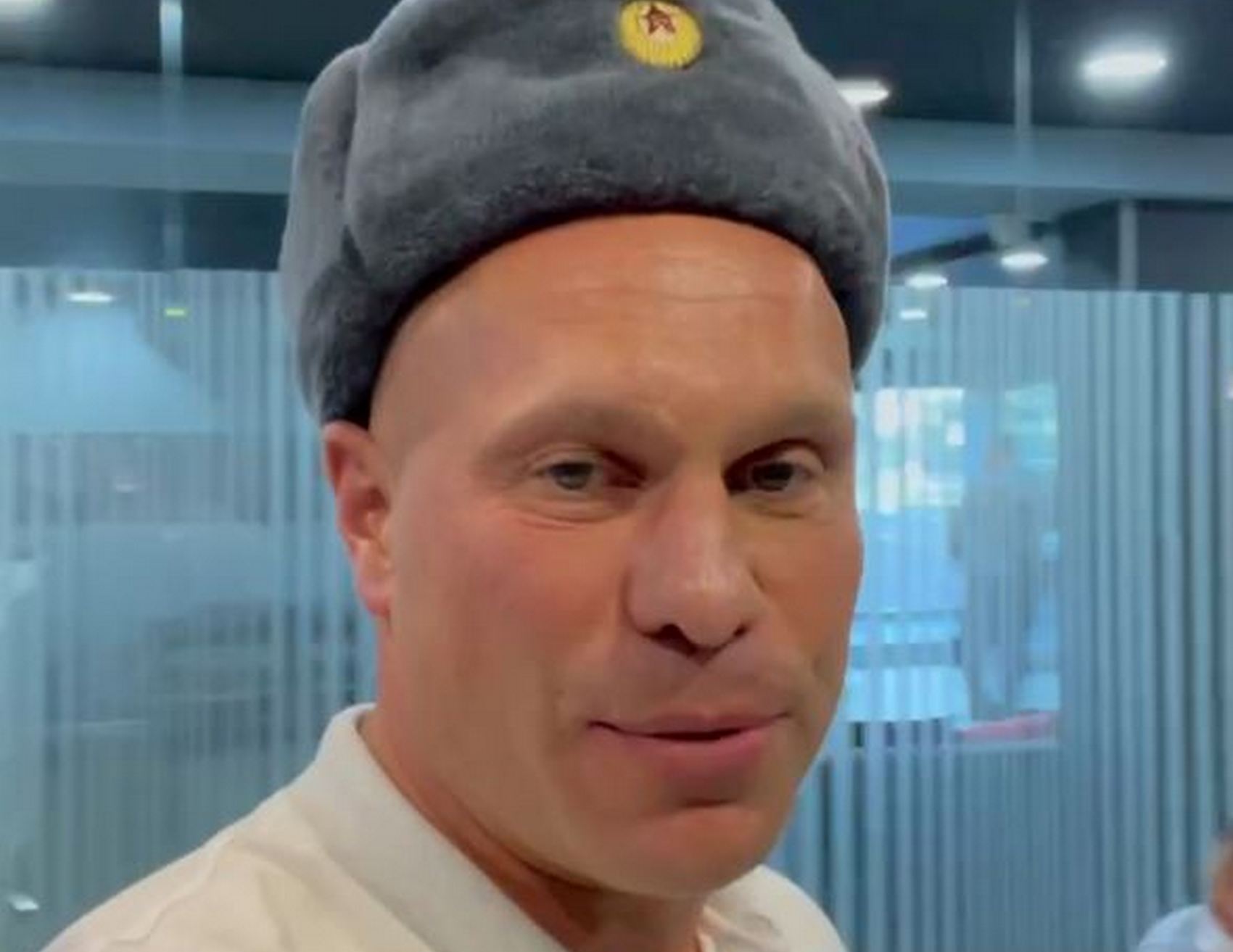 Киве вручили повестку за шапку-ушанку с символикой Советской Армии