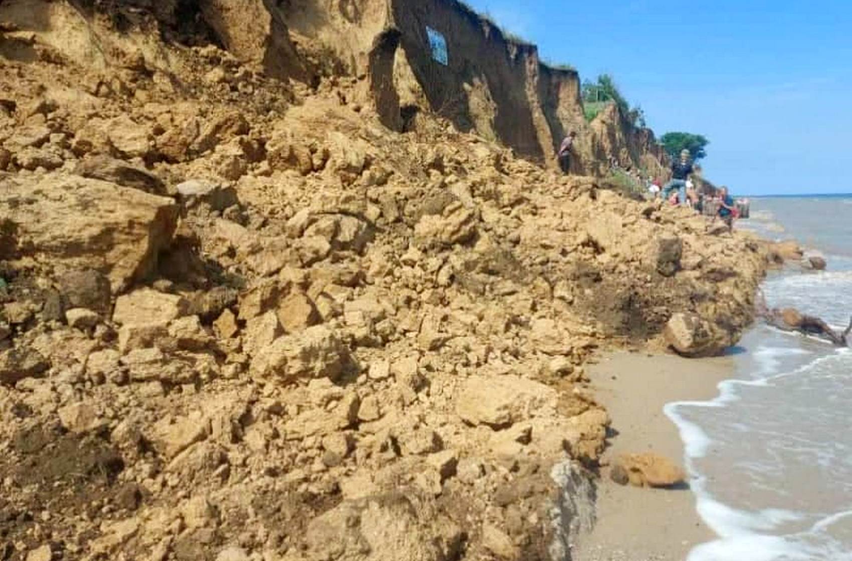 На пляж под Одессой сошёл оползень: спасатели ищут под завалами людей (видео)