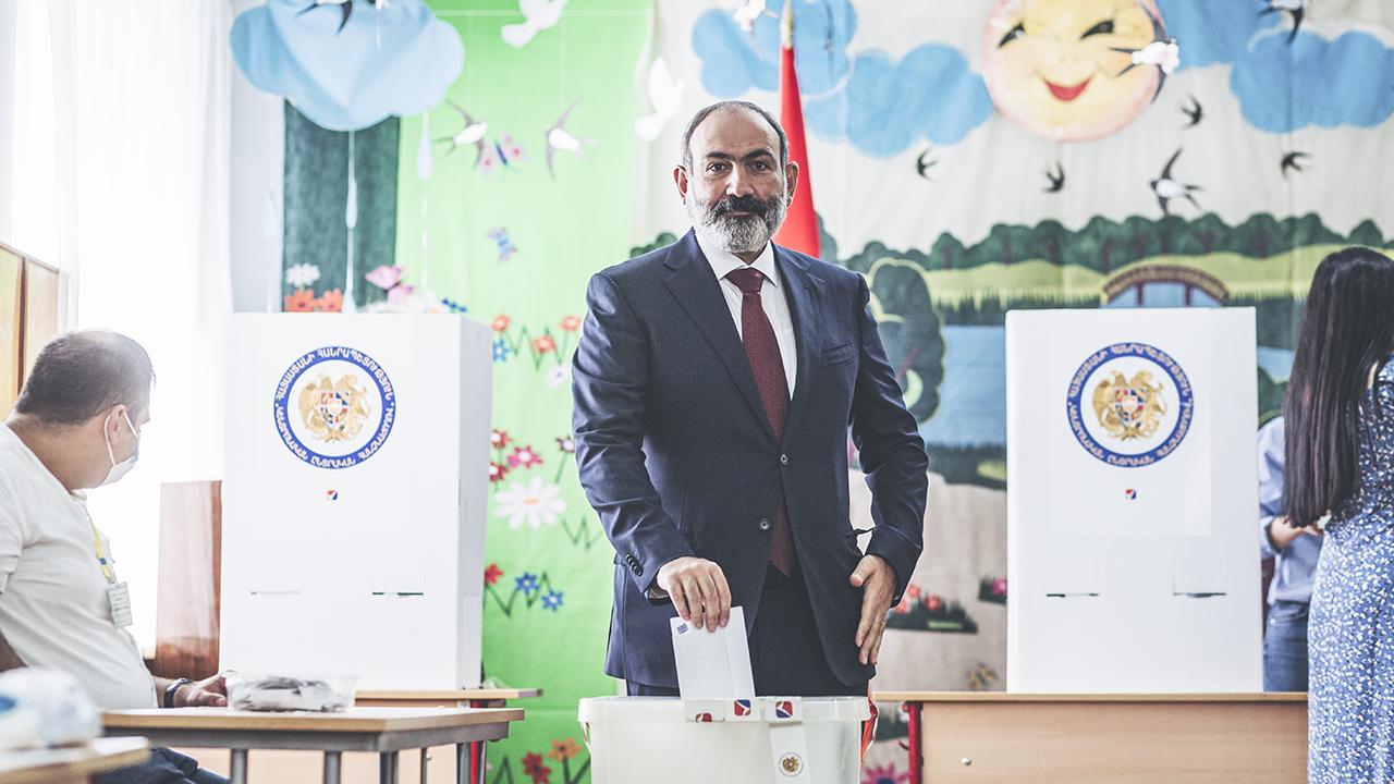 Партия Пашиняна победила на выборах в Армении