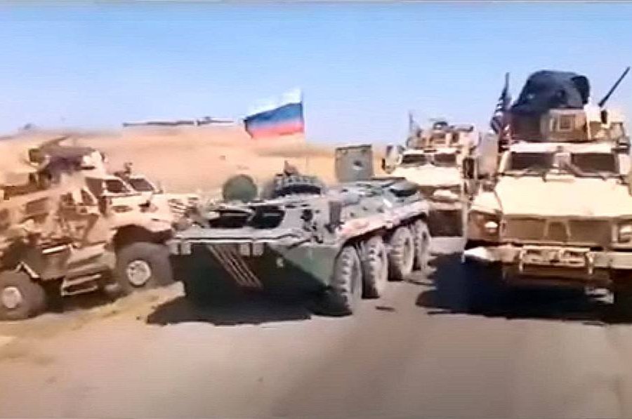 Российские военные заблокировали и вытеснили на обочину американский патруль в Сирии (видео)