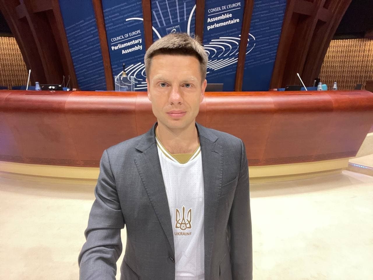 Фото с антисептиком, «покатушки» у посольства России и футболка для Толстого: чем Гончаренко всю неделю занимался в ПАСЕ - 2 - изображение