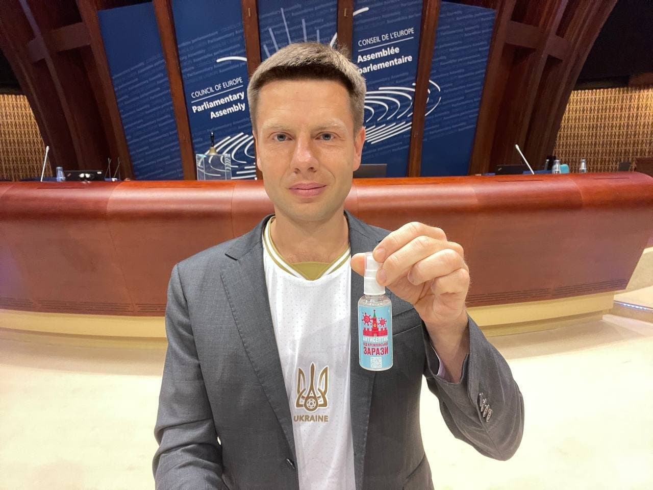 Фото с антисептиком, «покатушки» у посольства России и футболка для Толстого: чем Гончаренко всю неделю занимался в ПАСЕ