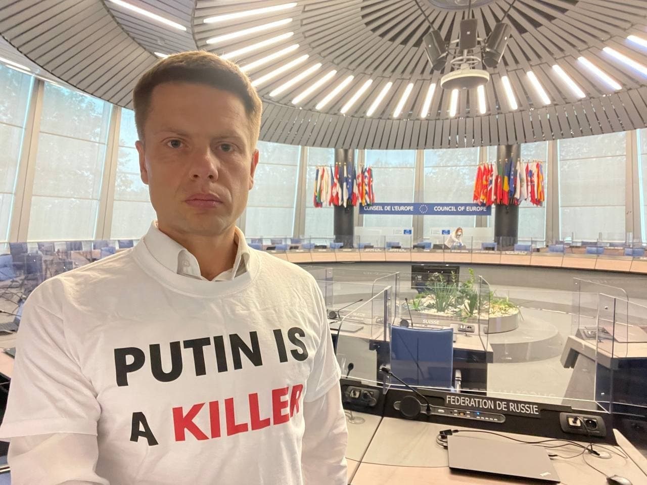 Фото с антисептиком, «покатушки» у посольства России и футболка для Толстого: чем Гончаренко всю неделю занимался в ПАСЕ - 7 - изображение