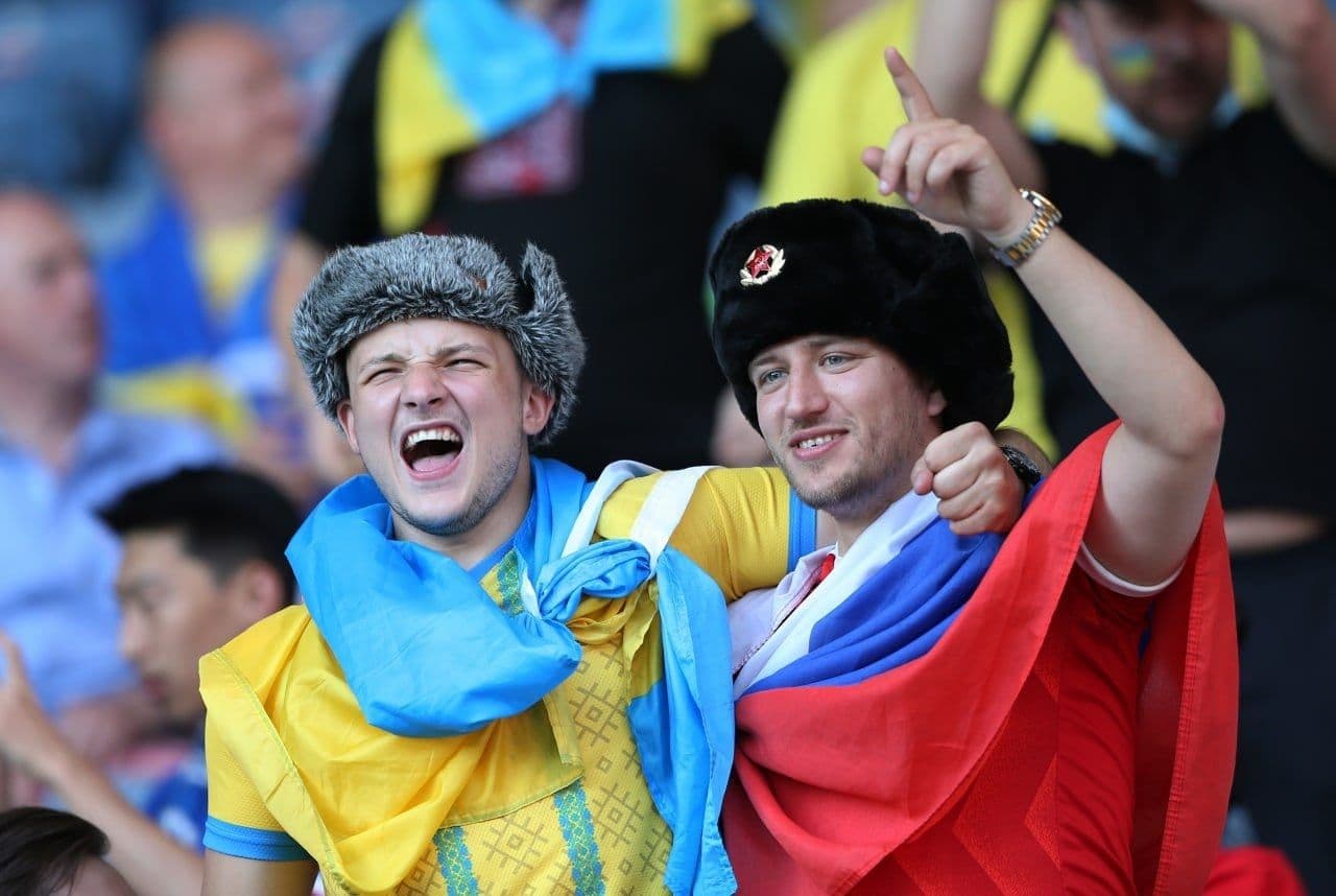 Евро-2020: болельщику с флагом России порвали футболку на трибуне с украинскими фанатами (фото)