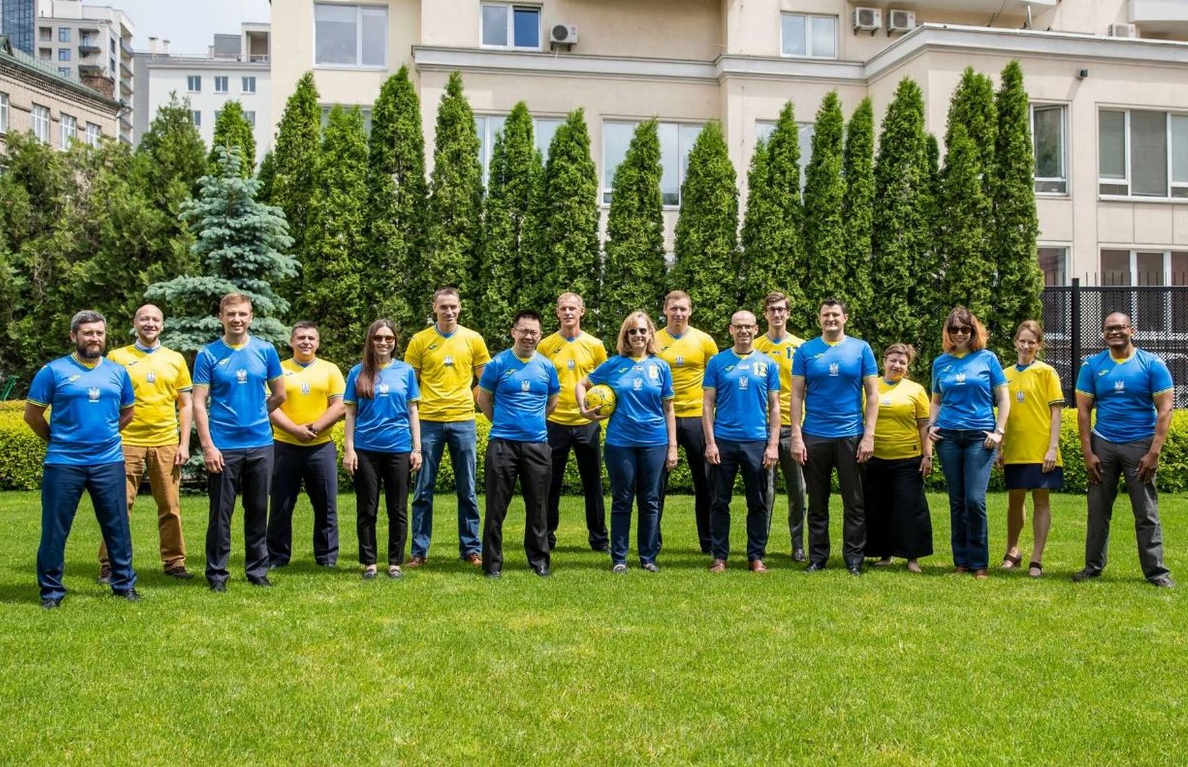 Посольство США поддержало Украину, надев жёлто-голубую футбольную форму