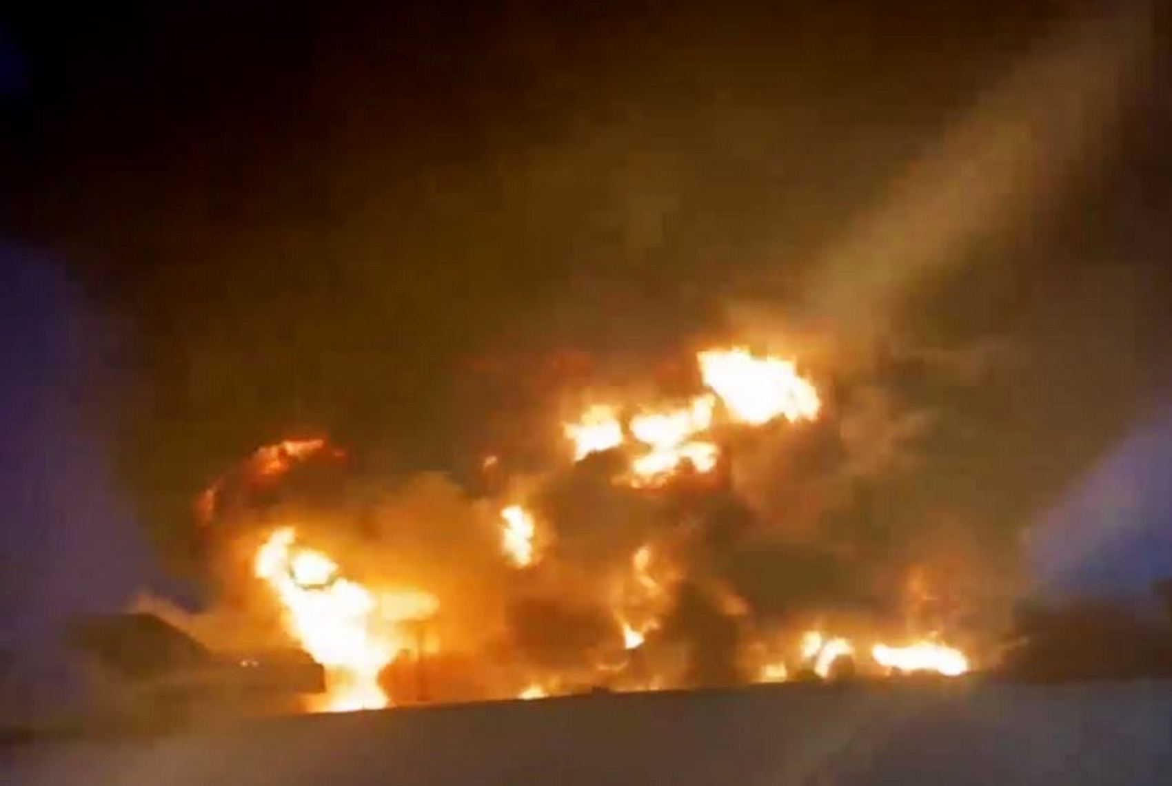 В Москве горит металлобаза на площади 1 тыс. кв.м, в Сети появилось видео пожара
