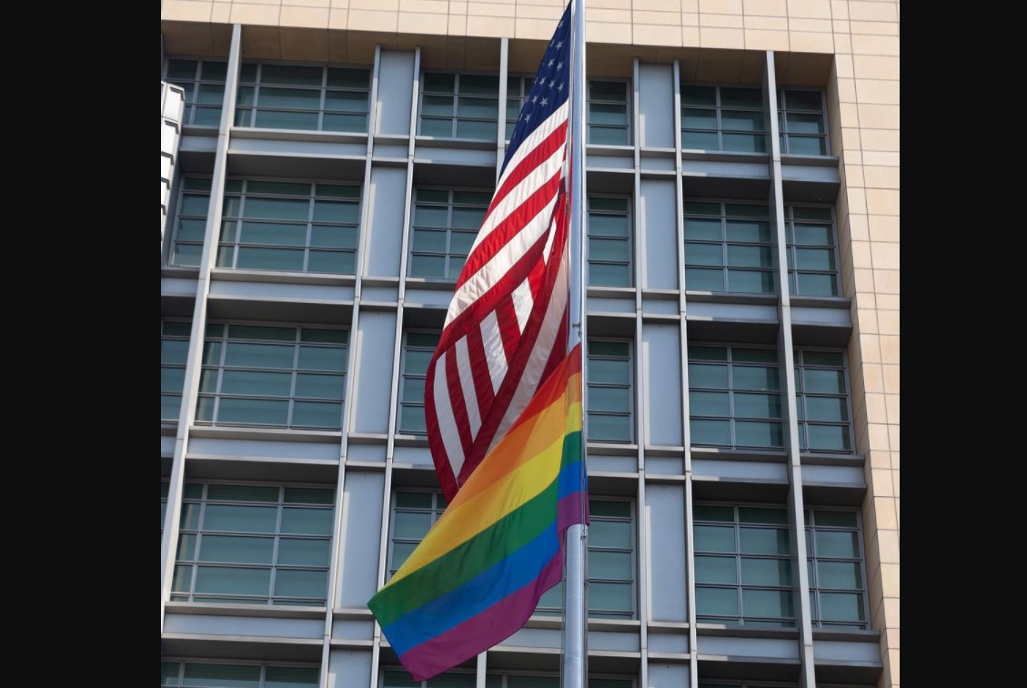 В Москве на здании посольства США вывесили флаг ЛГБТ