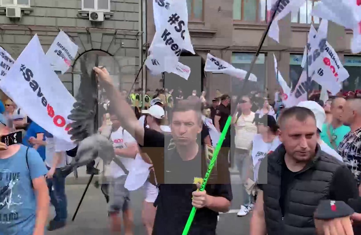 «Символ Зеленского или Гетманцева?». В центре Киева участники SaveФОП носили дохлую ворону (видео)