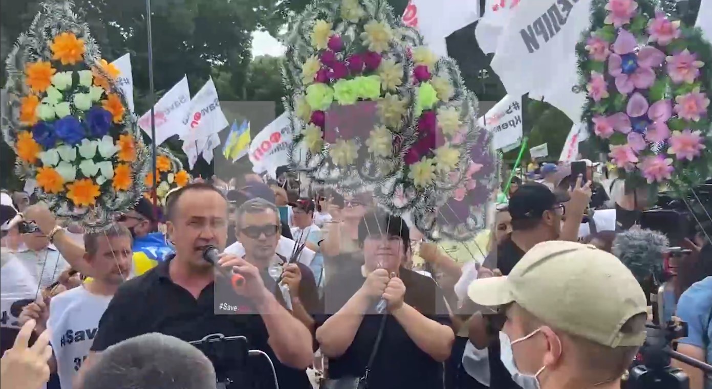 Участники SaveФОП принесли под Раду похоронные венки (видео)