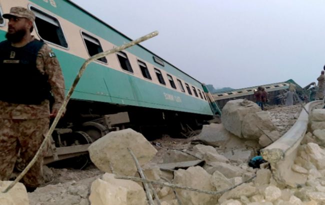 В Пакистане более 30 человек погибли при столкновении двух поездов (видео)