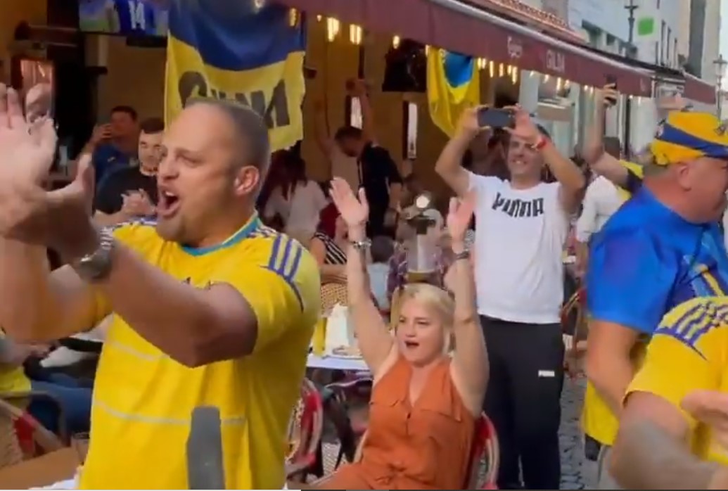 Украинские и австрийские фанаты спели «Путин — ху@ло» перед матчем Евро-2020