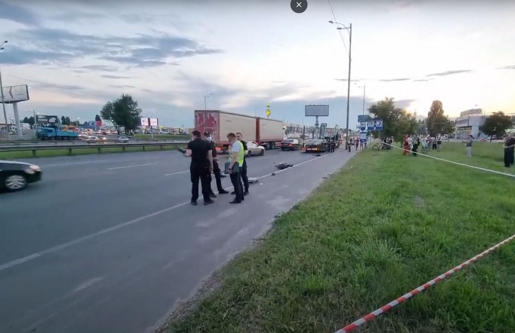 В Киеве пьяный пешеход толкнул под грузовик велосипедиста, тот погиб на месте