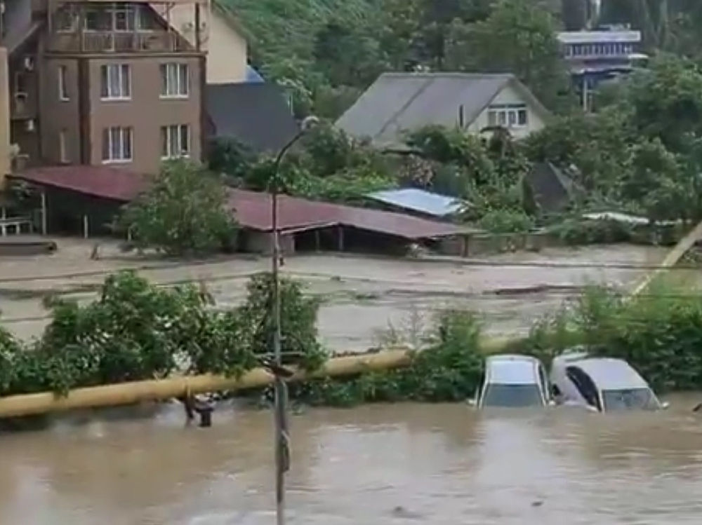 Сочи затопило из-за ливня: вода уносит машины, реки выходят из берегов (фото, видео)