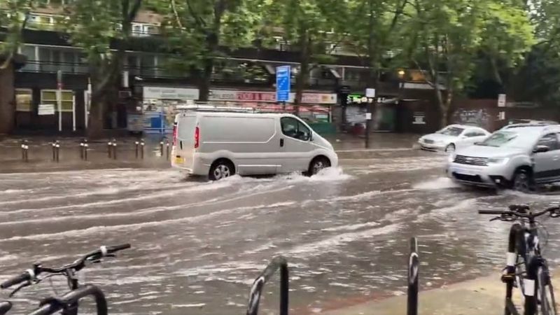 Лондон затопило после сильного дождя (фото, видео) - 1 - изображение