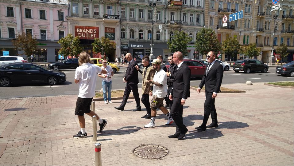 В Киеве заметили «Моргенштерна» в окружении охраны (фото)
