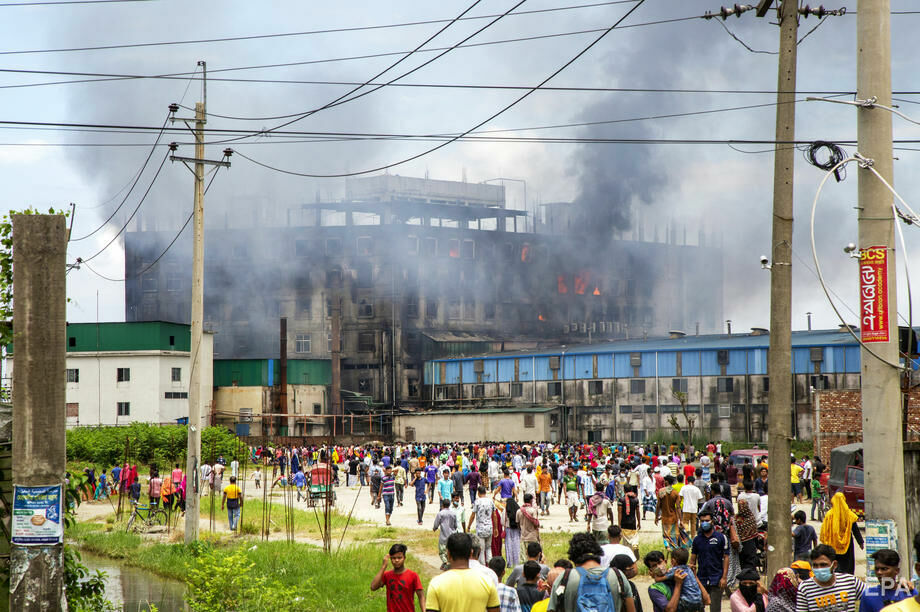В Бангладеш во время пожара на фабрике погибло более 50 человек (фото) - 8 - изображение