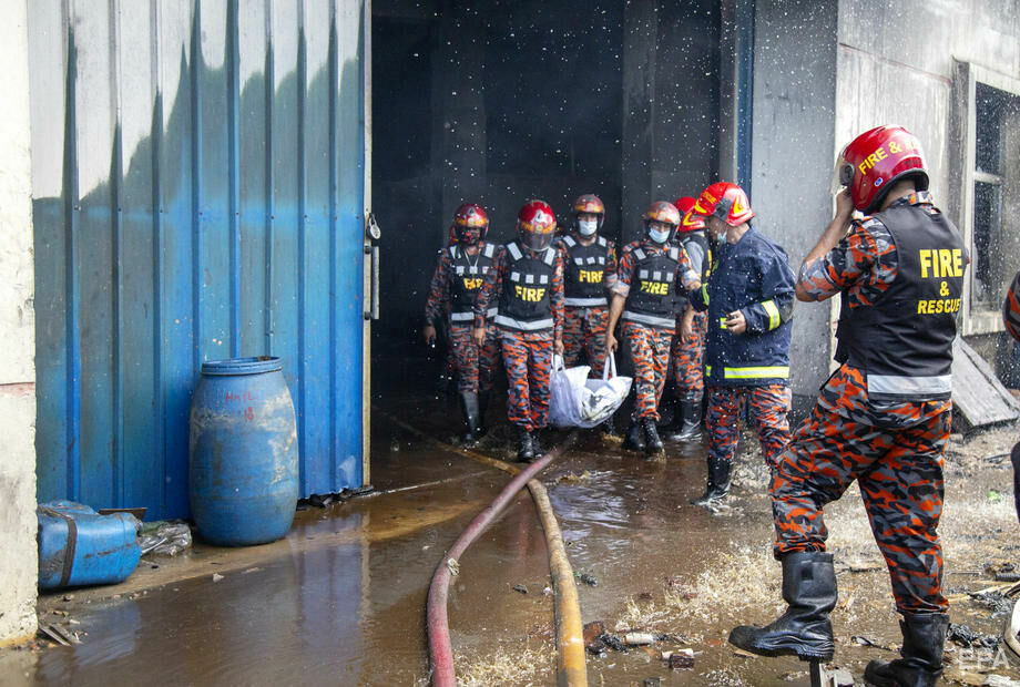 В Бангладеш во время пожара на фабрике погибло более 50 человек (фото) - 5 - изображение