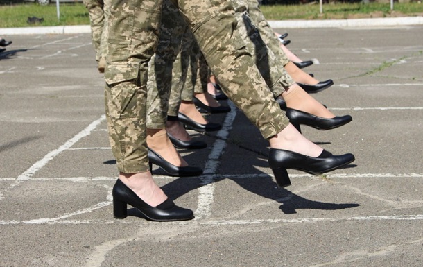 Разработан новый дизайн туфель для курсанток ко Дню независимости Украины