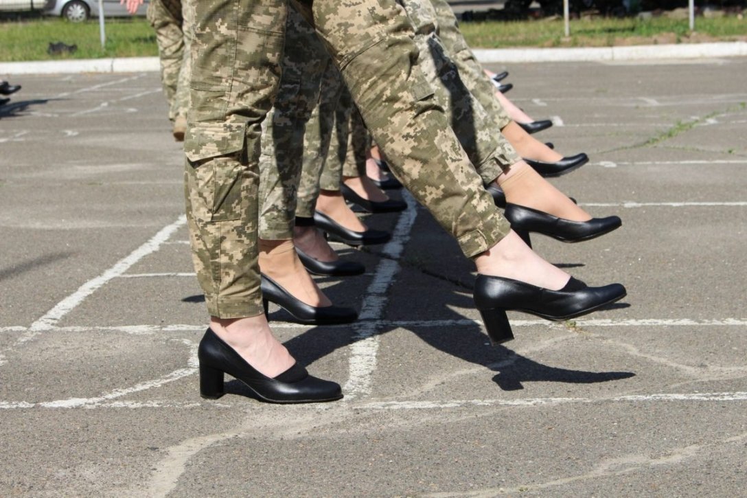 В «Слуге народа» заявили, что Минобороны изменит обувь курсанток для парада