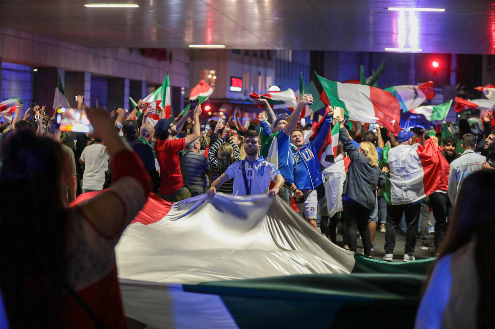 Фотоподборка: как итальянцы радовались чемпионству, а англичане горевали из-за проигранного финала Евро-2020 - 4 - изображение