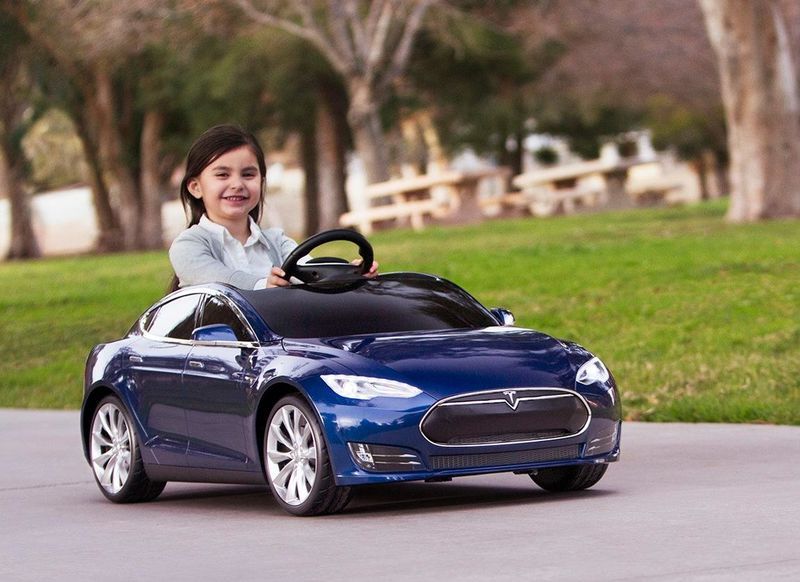 В Киеве 9-летний ребенок за рулем Tesla устроил ДТП (видео)