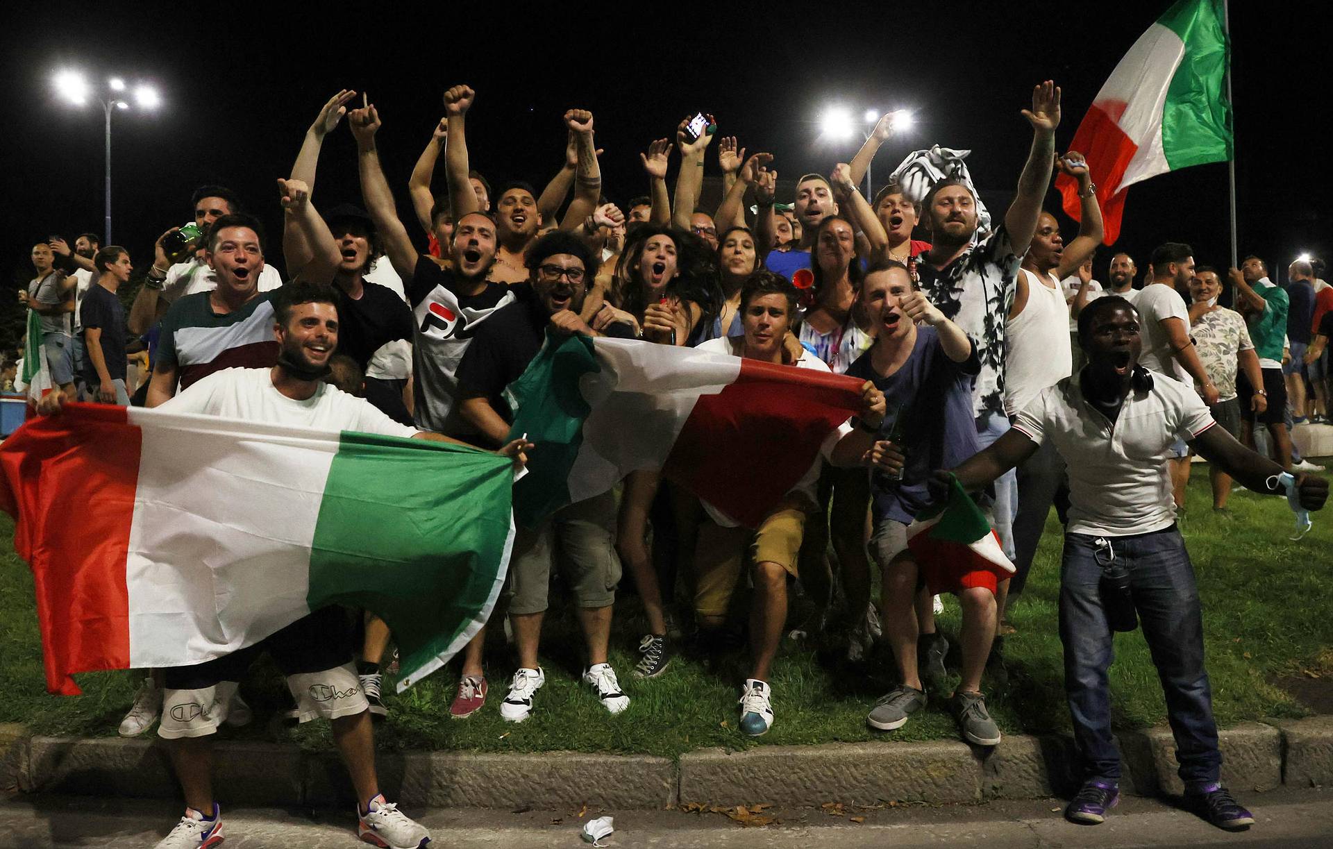 Фотоподборка: как итальянцы радовались чемпионству, а англичане горевали из-за проигранного финала Евро-2020 - 7 - изображение