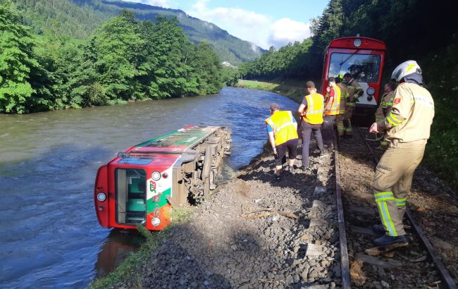 В Австрии в реку упал вагон поезда с детьми, есть пострадавшие (фото, видео)