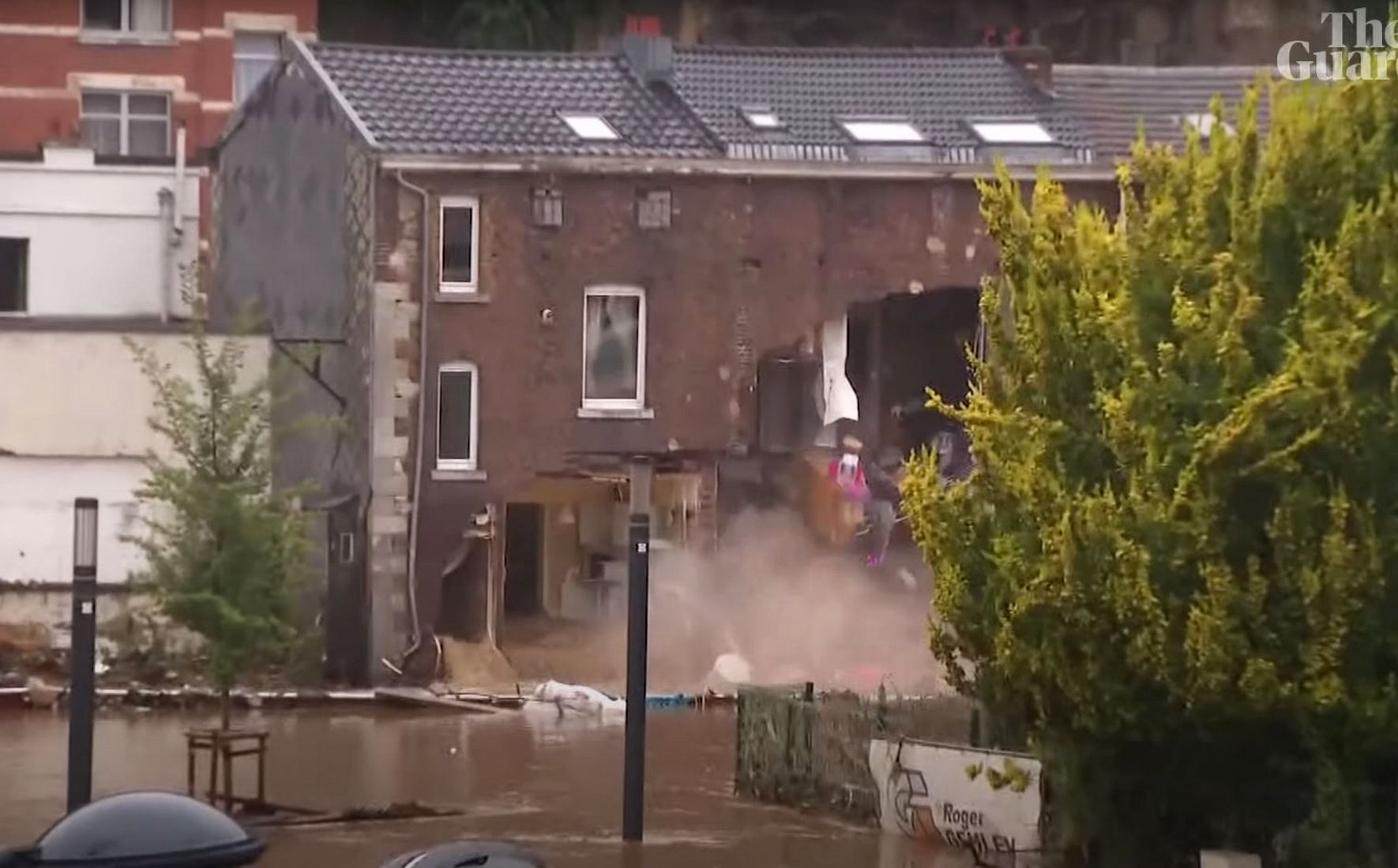 Наводнение в Европе: В Бельгии дом начал рушиться в прямом эфире во время интервью мэра (видео)