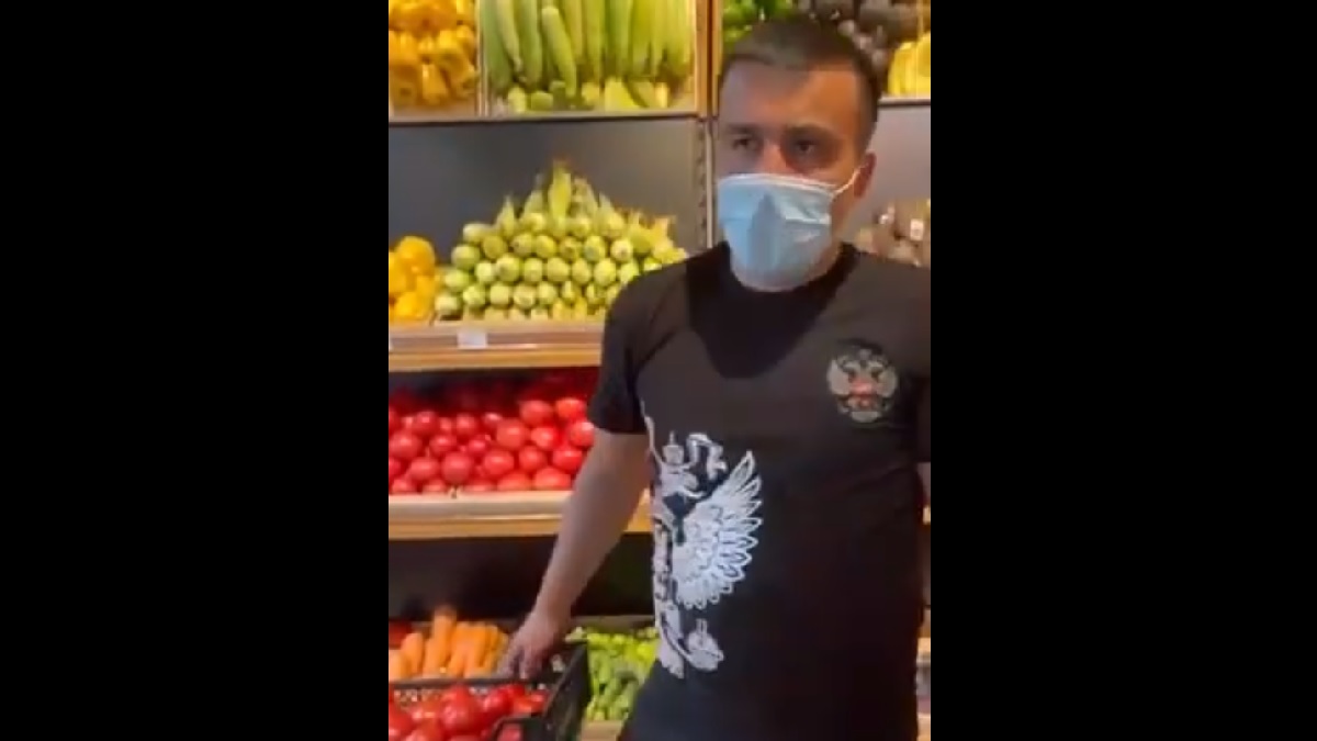 «Ты не будешь так ходить»: в Киеве работника магазина заставили снять футболку с гербом РФ (видео)