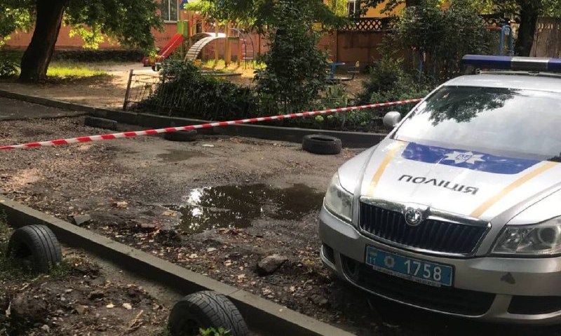 В Киеве во дворе дома произошел взрыв из-за замыкания после ливня