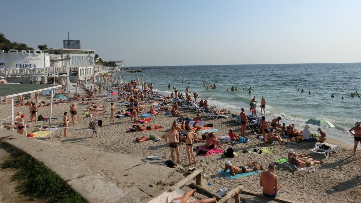 В Одессе отдыхающие на пляже загорали и купались рядом с утопленником (видео)