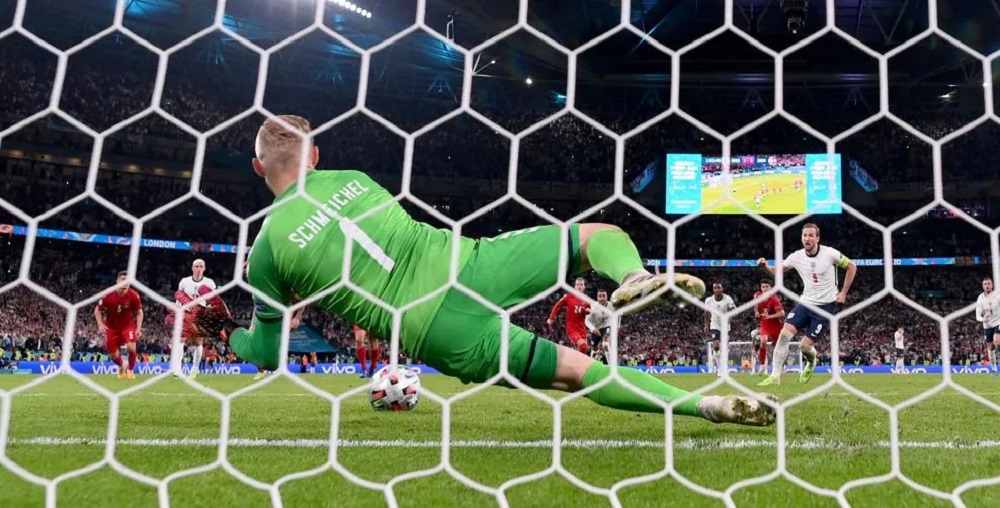 Англия благодаря спорному пенальти впервые вышла в финал Евро (видео)