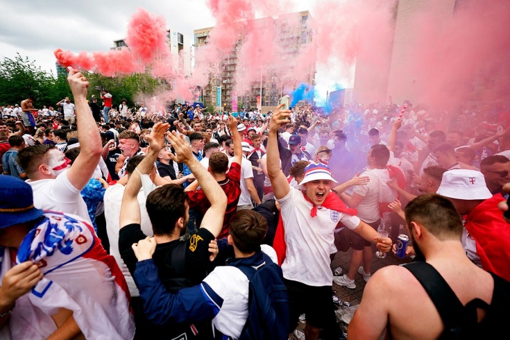 Английские фанаты напали на итальянских болельщиков после финала Евро-2020 (видео)