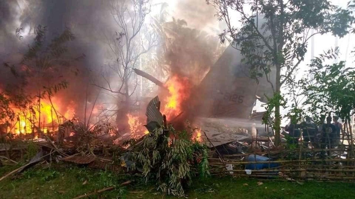 На Филиппинах рухнул самолёт с 92 людьми на борту (фото, видео)