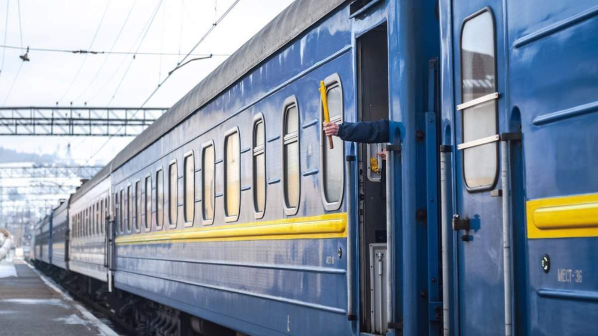Под Киевом сошел с рельсов поезд: задерживаются больше 10 рейсов
