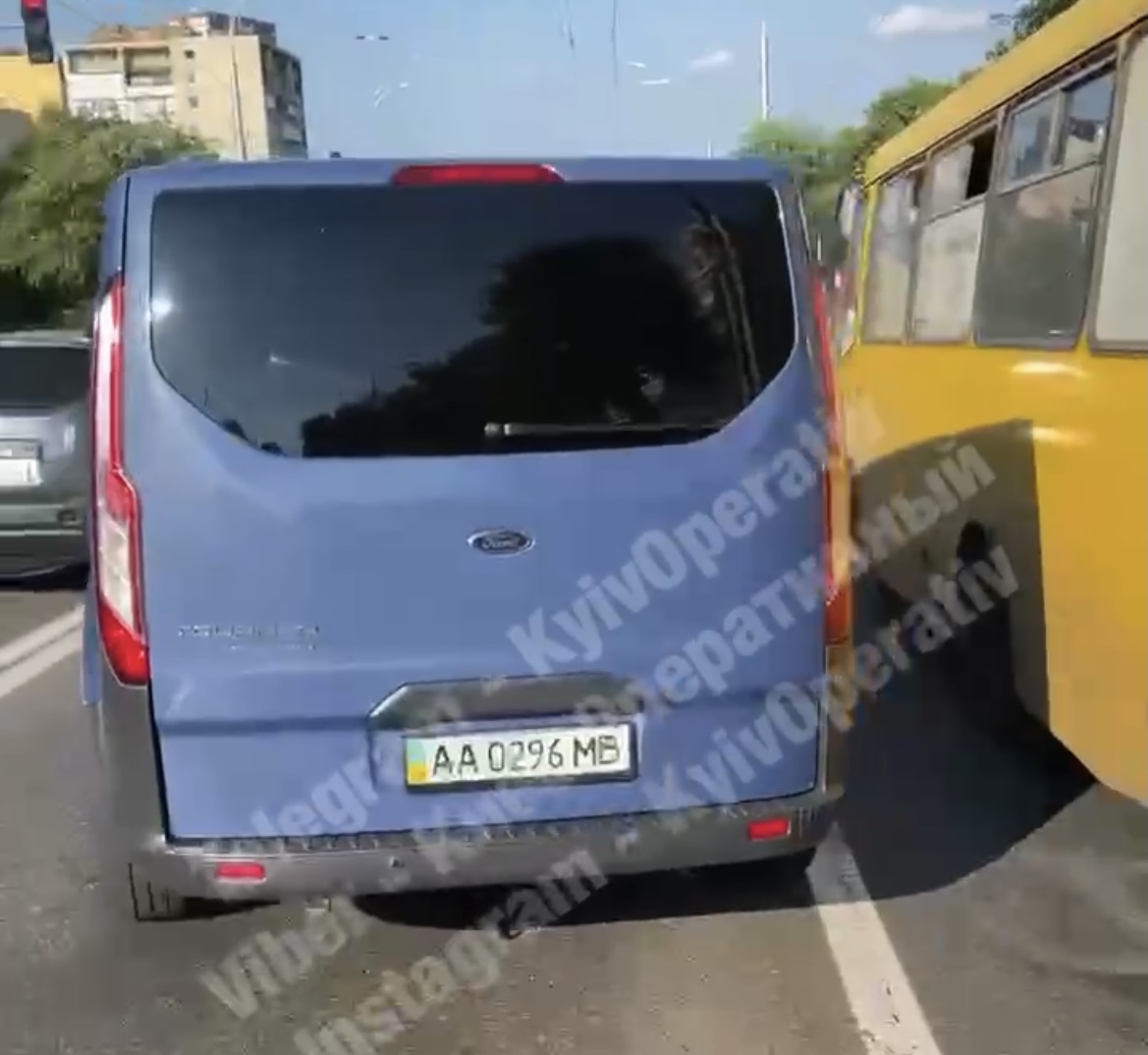 В Киеве произошло ДТП с мотоциклом. Автор видео утверждает, что микроавтобус НАБУ сбил его и уехал