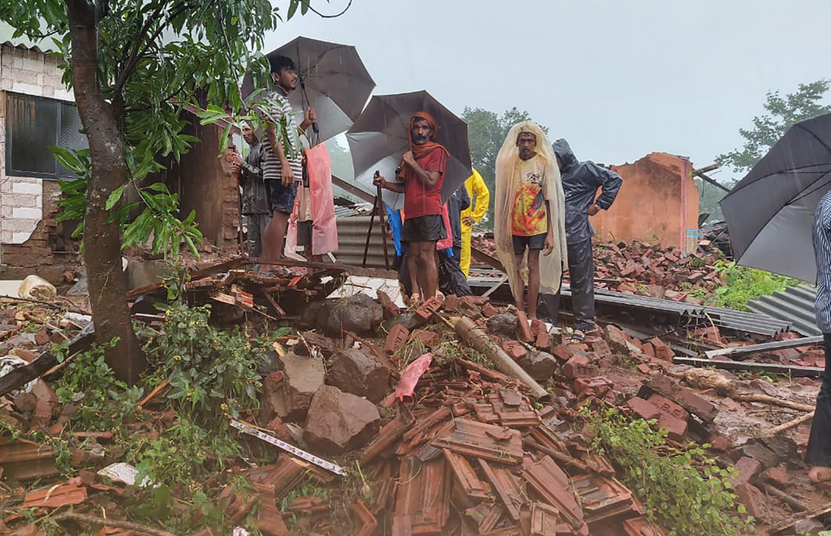 Наводнение в Индии: дожди вызвали оползни, погибло более 47 человек (фото, видео)