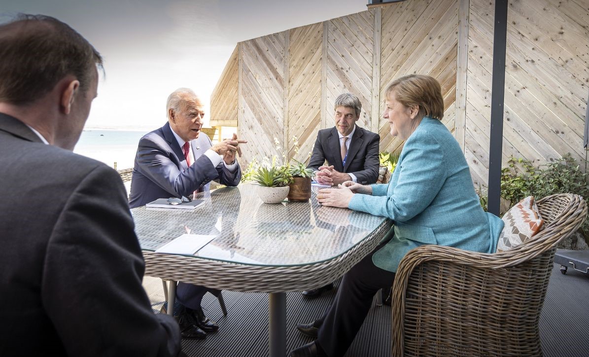 Bloomberg: Меркель унизила Байдена ради СП-2
