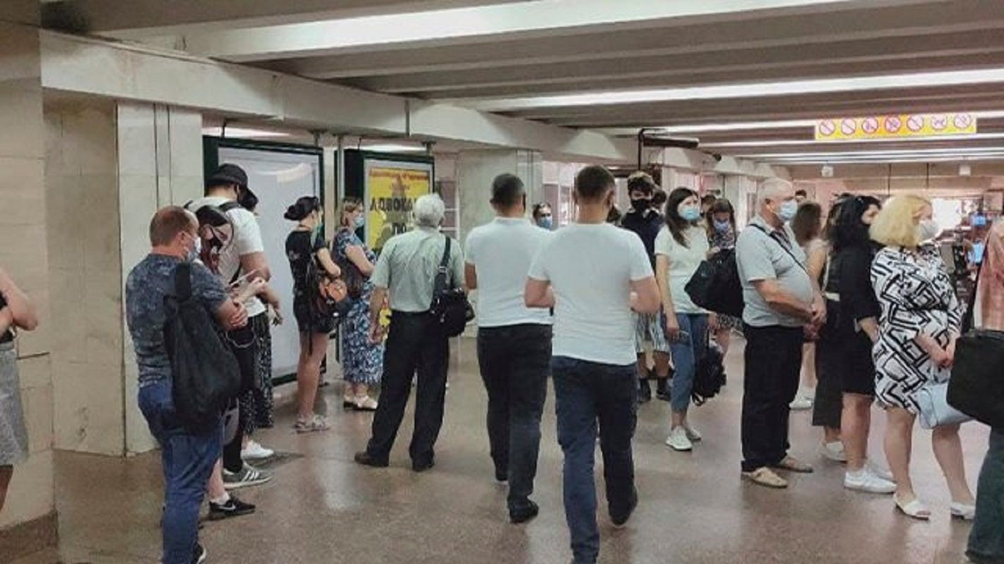 В Киеве на станции «Академгородок» люди не могут попасть в метро