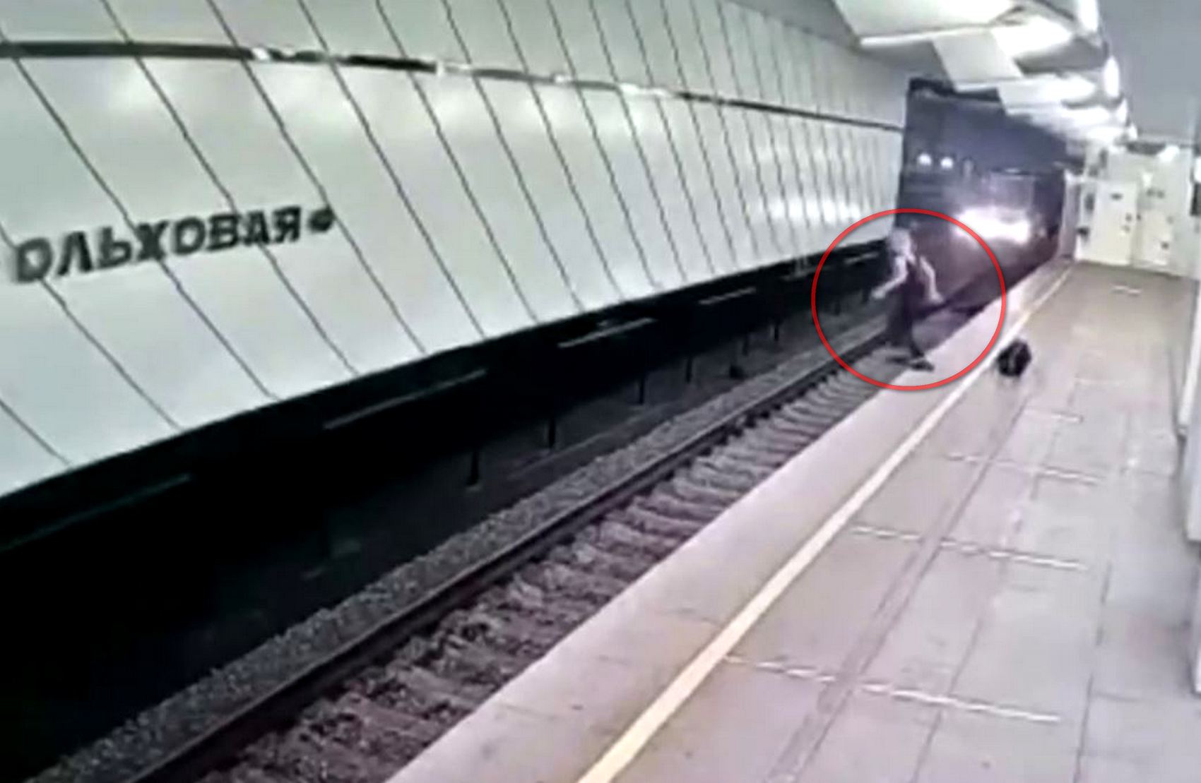 Почему остановилась электричка. Прыгнул под поезд в метро. Парень прыгнул под поезд в Московском метро.