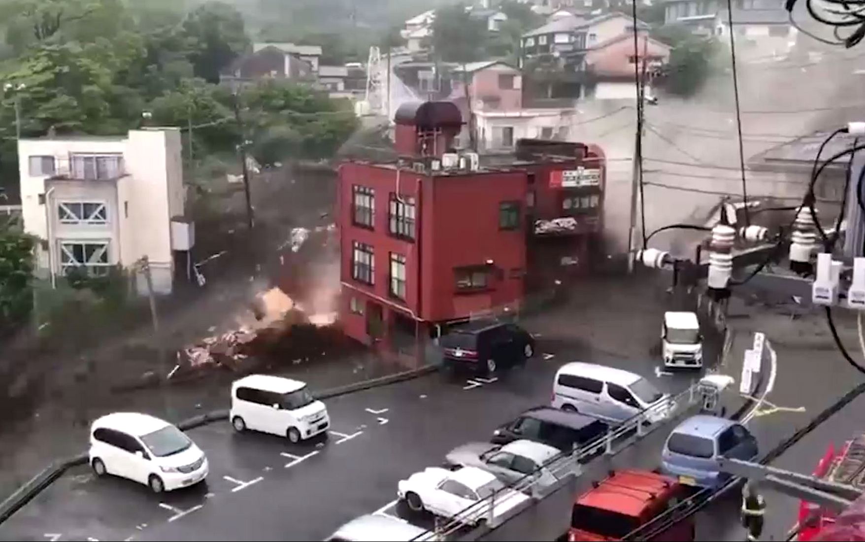 На видео попал момент схода оползня в Японии: 20 человек пропали, разрушено 10 домов