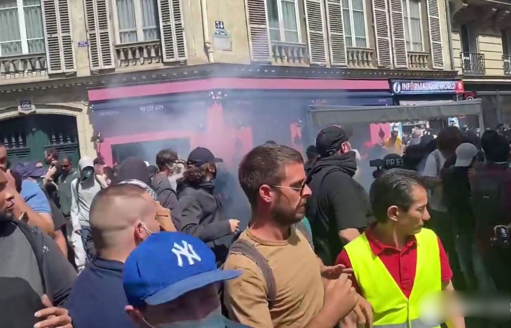 Митингующих в Париже против санпропусков полиция разгоняет слезоточивым газом (видео)