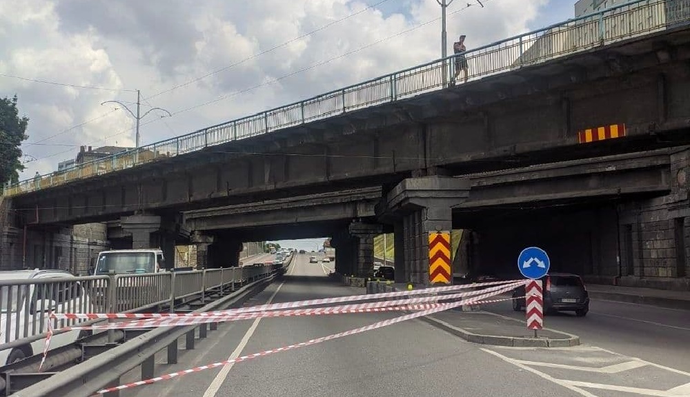 В Киеве часть путепровода упала на автомобиль (видео)