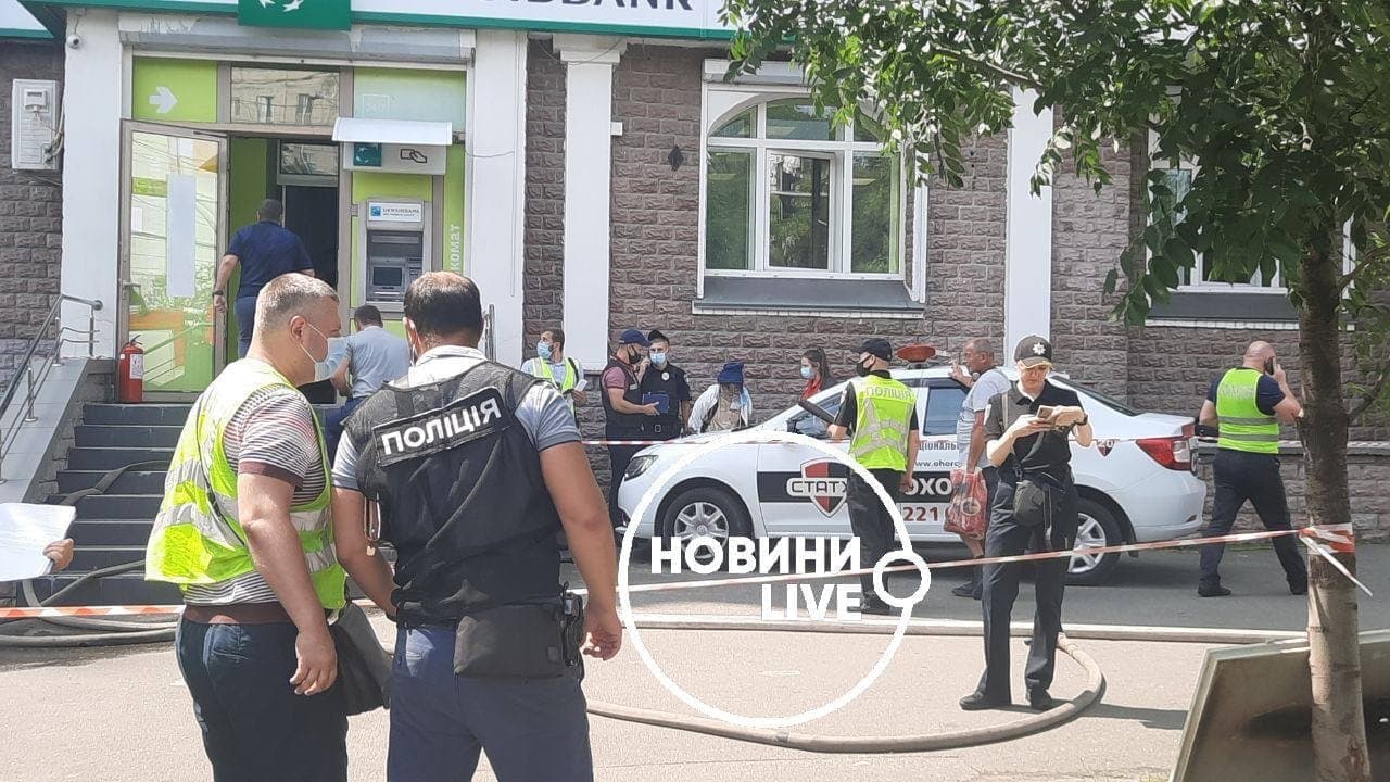 В Киеве женщина бросила коктейль Молотова и ограбила Укрсиббанк (фото, видео)