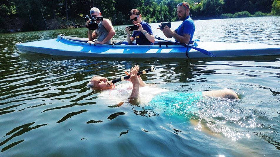 Житель Харьковщины установил рекорд по одновременному заплыву на спине и игре на флейте
